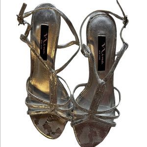 Nina New York  Silver Kitten Heel sandals Sz 8.5 M crinkly look silver